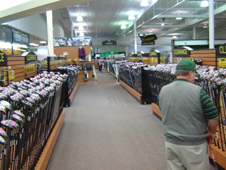 Myrtle Beach-14.JPG - Es gibt hier auch mit dem „Martins“ den größten Golf Store der Welt und das gleich zweimal. Weiter große Golf-Shops ergänzen dies.